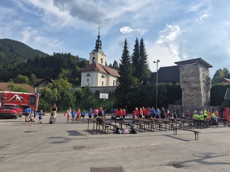 Mladi gasilci med tekmovanjem na igrišču pri OŠ Luče