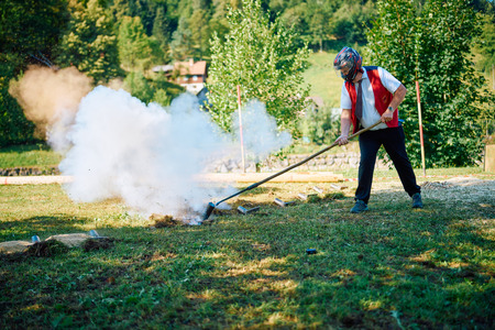 Tradicionalno streljanje z možnarji na Hočevarjevi njivi (Foto Janez Kotar)